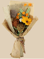 Herbstfarbener Extravaganza-Strauß gestrickte Blumen